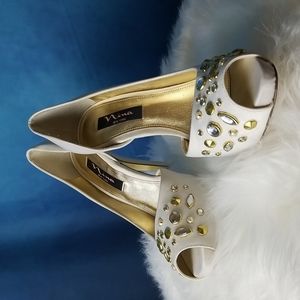 Never worn Nina offwhite satin heels size 8.5